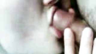 Gli masturba il cazzo con la bocca