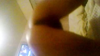 Piccola bruna succhia per soddisfarsi