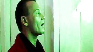 Sesso in un bagno per soli uomini