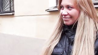 Ragazza ucraina succhia cazzi