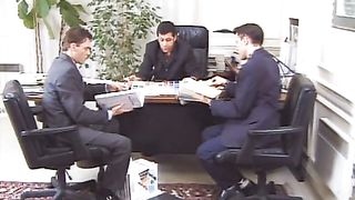 Anteprima del video: Bella segretaria in gangbang