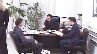 Bella segretaria in gangbang