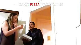 Il pizza boy le fa un tatuaggio sul culo