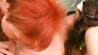 Nonna e nipotina succhiano e scopano un vecchio cazzo