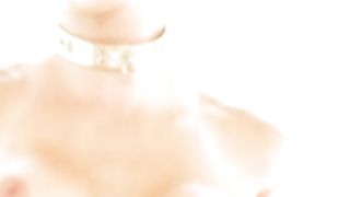 Sexy bruna tatuata con gli occhiali