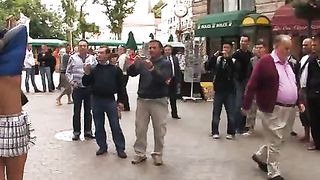 Bondage lesbo in pubblico