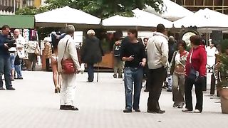 Bondage lesbo in pubblico