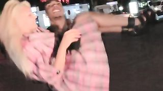 Caldo sesso a tre con grande cazzo nero