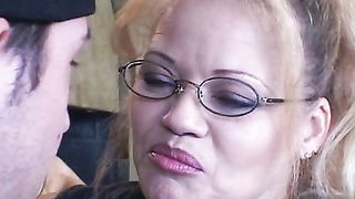 Anteprima del video: Soddisfazione vaginale per bionda matura