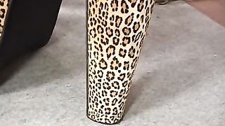 Troia rumena con stivaloni neri