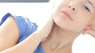 Splendida teen russa si masturba