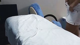 Giovane troietta amatoriale in un centro massaggi