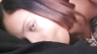 Il padre filma la figlia che si masturba