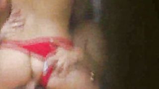 Spia la sorella e il suo boy che scopano in cortile