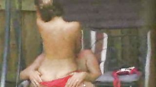 Spia la sorella e il suo boy che scopano in cortile