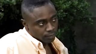 Moglie bionda preferisce un cazzo nero a quello del marito