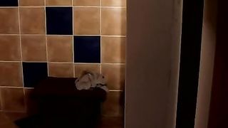 Piccola francese scopata alla toilette