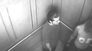 Anteprima del video: Coppia spiata mentre scopa in ascensore