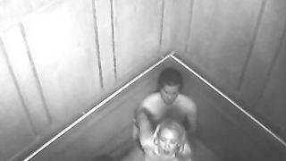 Coppia spiata mentre scopa in ascensore