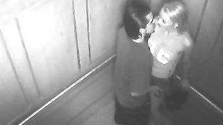 Coppia spiata mentre scopa in ascensore