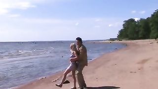 Sesso sulla spiaggia con bionda spontanea