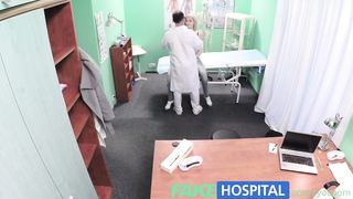 Piccola teen latina scopata da un cazzo enorme