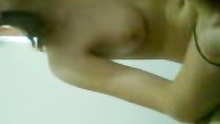 Troietta si fa due soldi sulle cam