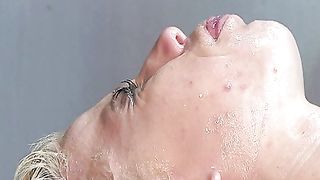 Squirt in bocca a bionda schiava