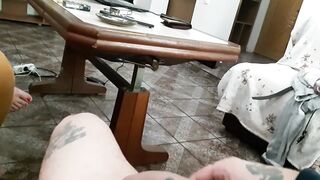 MILF rumena parla con il marito mentre succhia un cazzone italiano