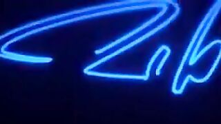 Sesso a tre con bella troietta bionda assetata di cazzo