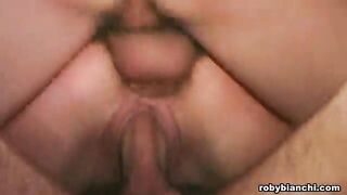 Sesso a tre con bella troietta bionda assetata di cazzo