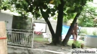 Sesso a tre con bella troietta bionda assetata di cazzo