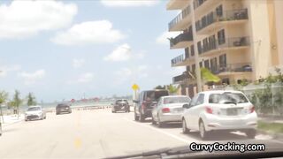 Tettona in costume giallo spompina grosso cazzo