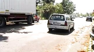 Autostoppista ripaga il passaggio con una bella scopata