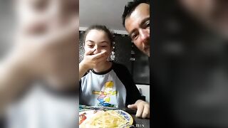 Anteprima del video: Il PAPI esce le tettone di SUA FIGLIA