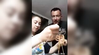 Il PAPI esce le tettone di SUA FIGLIA