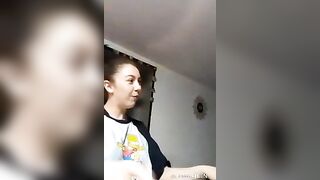 Il PAPI esce le tettone di SUA FIGLIA