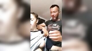 Il PAPI esce le tettone di SUA FIGLIA