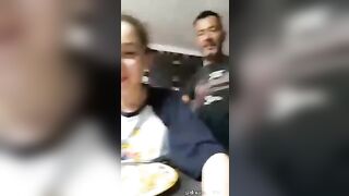 Il PAPI esce le tettone di SUA FIGLIA