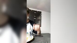 Il PAPI esce le tettone di SUA FIGLIA