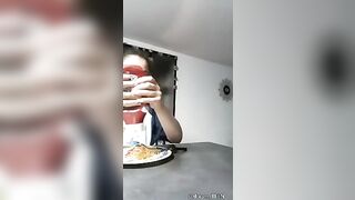 Il PAPI esce le tettone di SUA FIGLIA