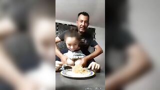 Il PAPI esce le tettone di SUA FIGLIA