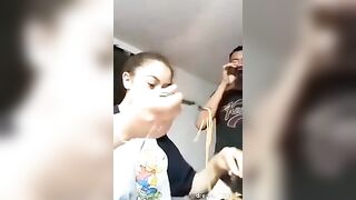 Il PAPI esce le tettone di SUA FIGLIA