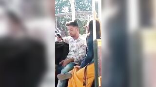 SGAMATA mentre fa una sega in pubblico