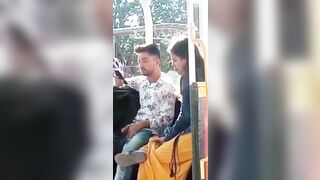 SGAMATA mentre fa una sega in pubblico