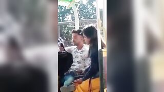 SGAMATA mentre fa una sega in pubblico