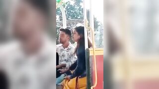 SGAMATA mentre fa una sega in pubblico