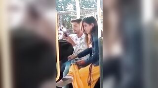 SGAMATA mentre fa una sega in pubblico