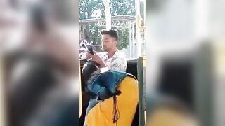 SGAMATA mentre fa una sega in pubblico