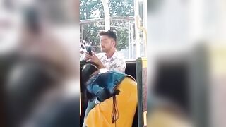 SGAMATA mentre fa una sega in pubblico